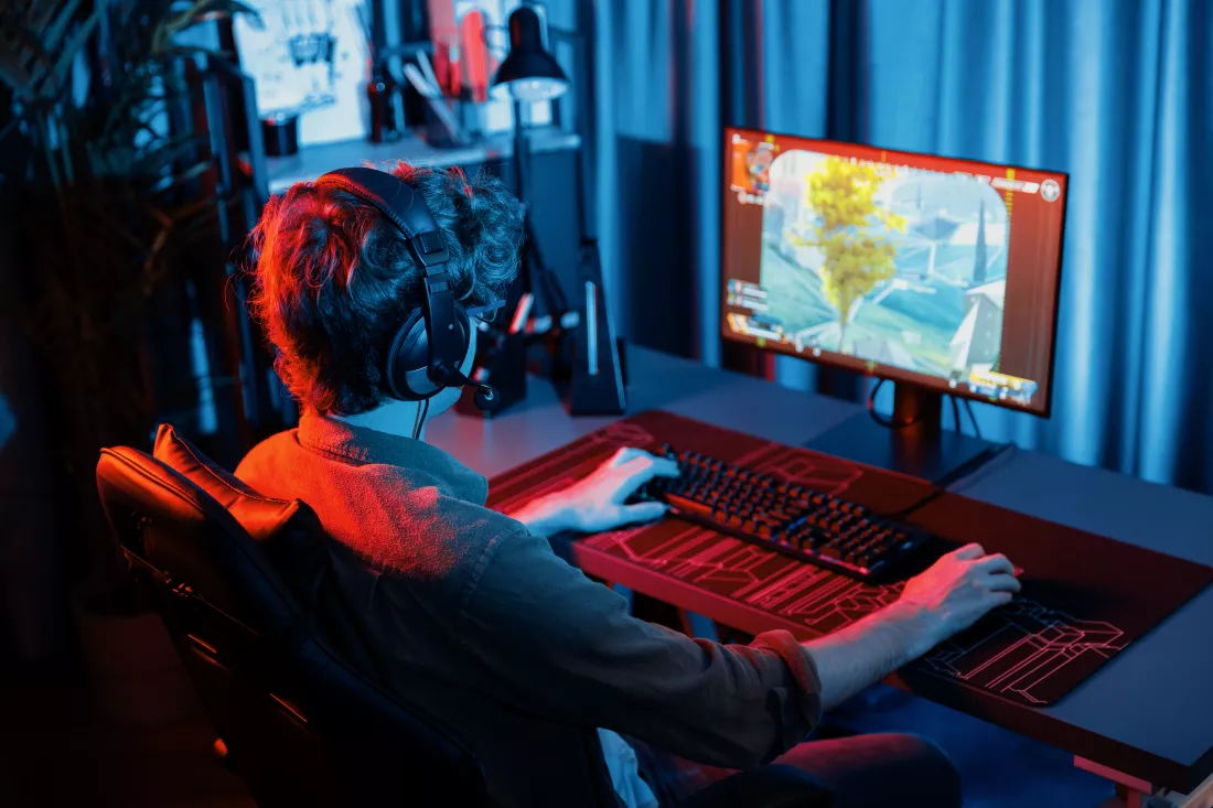 gaming-streamer-team-playing-battle-game-shooting-back-side-image-gusher(1)