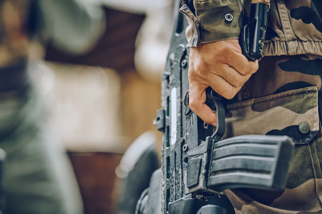 paintball-military-hands-with-gun-shooting-game-playing-with-fun-battlefield-mission-zoom-soldier-focused-man-with-weapons-gear-survival-outdoor-warrior-competition